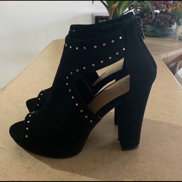 Women Shoes - Picture 1 of 5